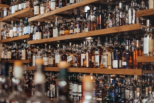 Comment organiser un séjour dans un manoir en Écosse avec des ateliers de whisky?