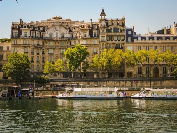 Comment organiser une croisière de luxe sur la rivière Seine en France ?